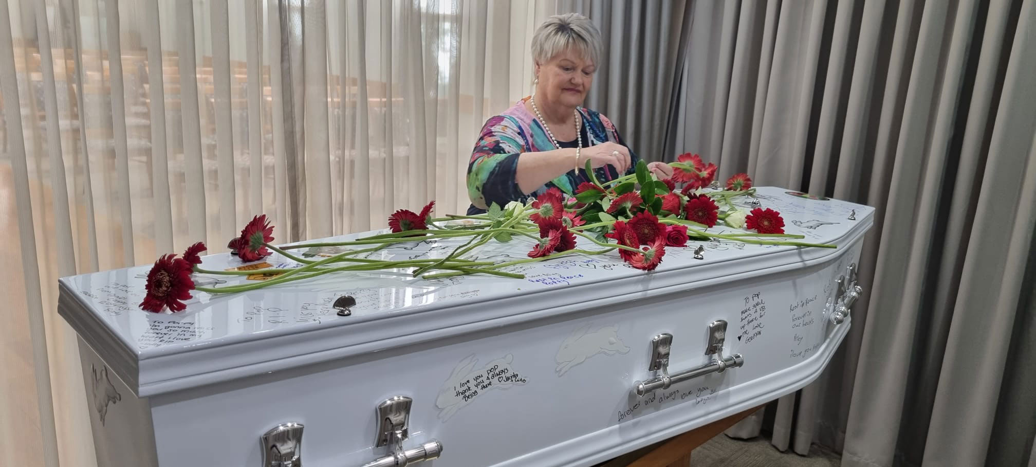 can-i-have-a-funeral-without-the-body-some-practical-ideas-urns-online